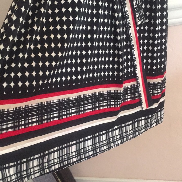 Cute dress in black while red and beige - Picture 7 of 8